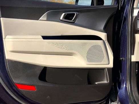 Used 2022 Kia Carnival LX image 21