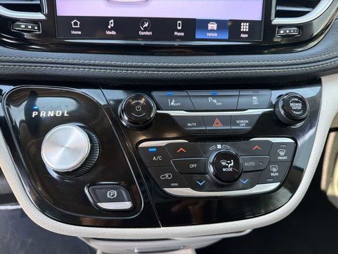 Used 2023 Chrysler Pacifica Touring-L FWD image 25