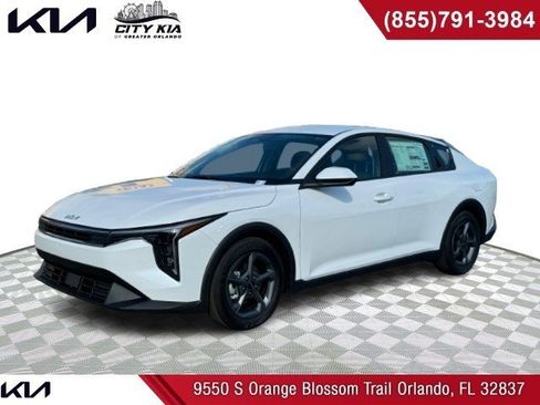 New 2025 Kia K4 LXS image 1