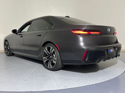 Used 2023 BMW 740i image 2