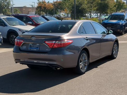 Used 2016 Toyota Camry SE w/ Moonroof Package FWD image 5