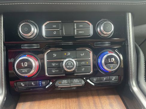 Used 2024 GMC Yukon Denali Ultimate AWD/4WD image 21