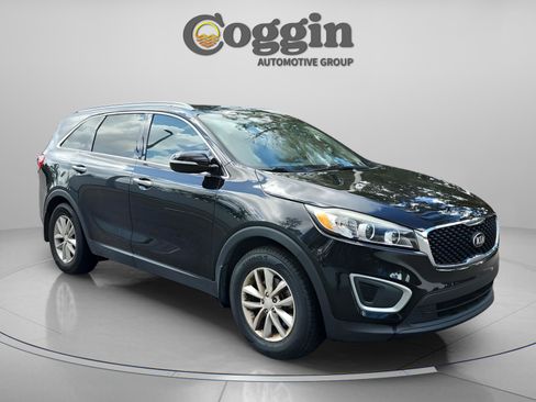 Used 2017 Kia Sorento LX w/ LX Convenience Package image 8