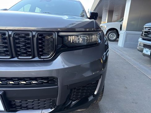 Used 2023 Jeep Grand Cherokee L Laredo image 4