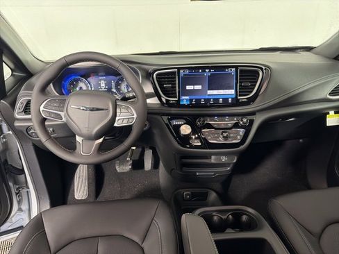 New 2026 Chrysler Pacifica Select image 23