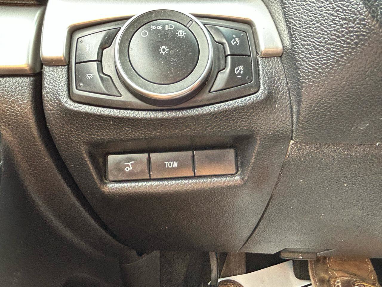 Used 2017 Ford Explorer XLT w/ XLT Technology Feature Bundle AWD/4WD image 30