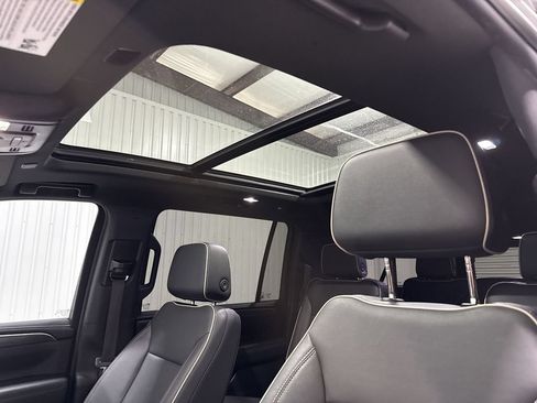 Used 2023 GMC Yukon XL SLT w/ SLT Premium Package RWD image 19
