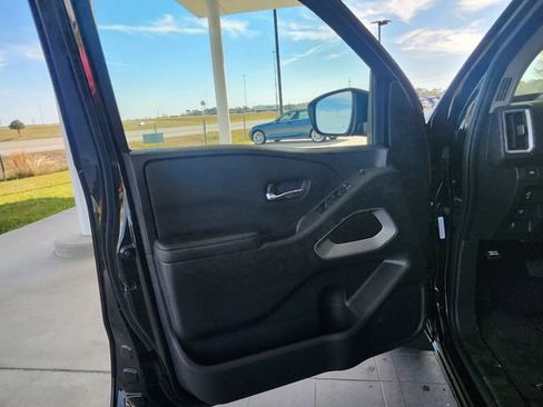 Used 2025 Nissan Frontier SV w/ SV Convenience Package image 13
