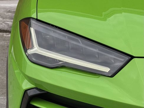 Used 2022 Lamborghini Urus image 12