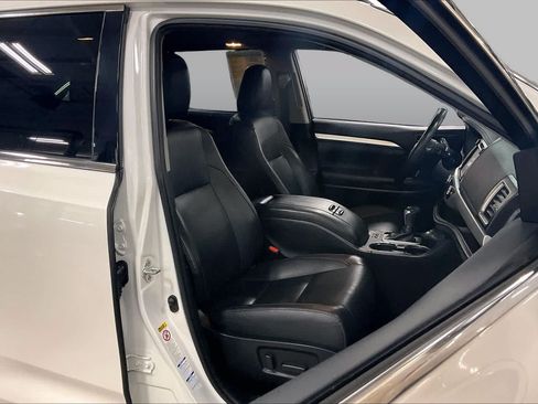 Used 2019 Toyota Highlander XLE AWD/4WD image 9