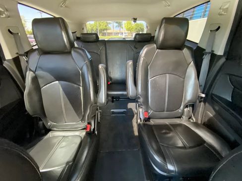 Used 2014 Chevrolet Traverse LT w/ LPO, 'HIT The Road' Package FWD image 27