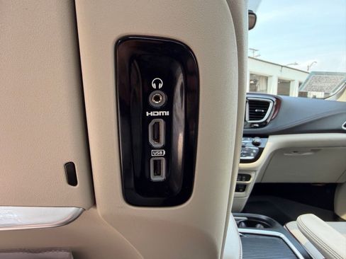 Used 2017 Chrysler Pacifica Limited w/ UConnect Theater Package image 38