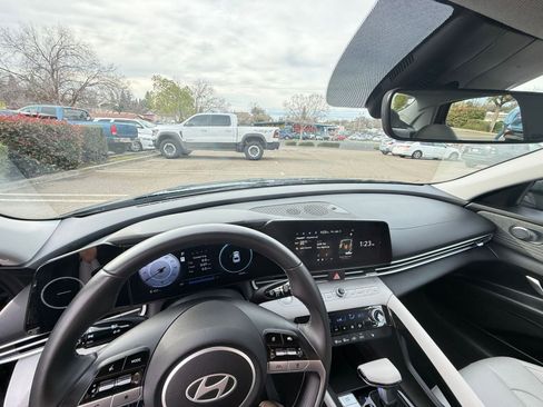 Used 2025 Hyundai Elantra Limited image 33