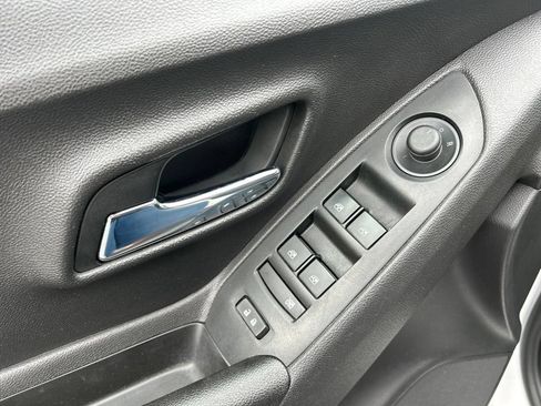 Used 2020 Chevrolet Trax LT FWD image 15