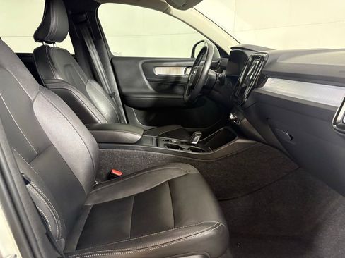 Used 2021 Volvo XC40 T5 Momentum image 13