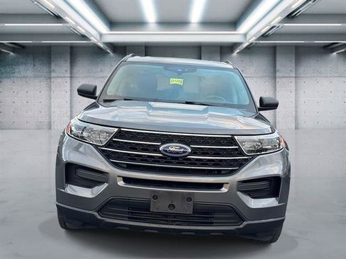 Used 2022 Ford Explorer XLT image 2