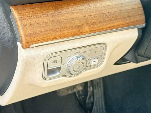 Used 2022 Mercedes-Benz GLS 450 4MATIC image 11