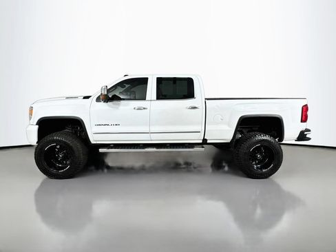 Used 2017 GMC Sierra 2500 Denali w/ Duramax Plus Package AWD/4WD image 8