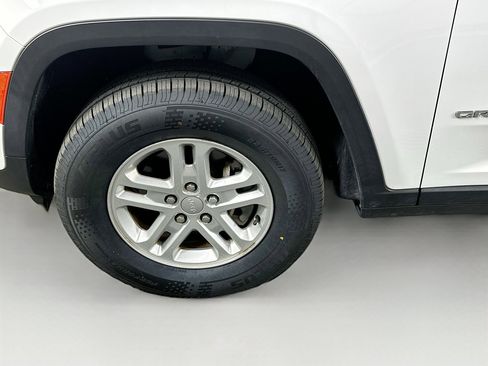 Used 2023 Jeep Grand Cherokee Laredo AWD/4WD image 11