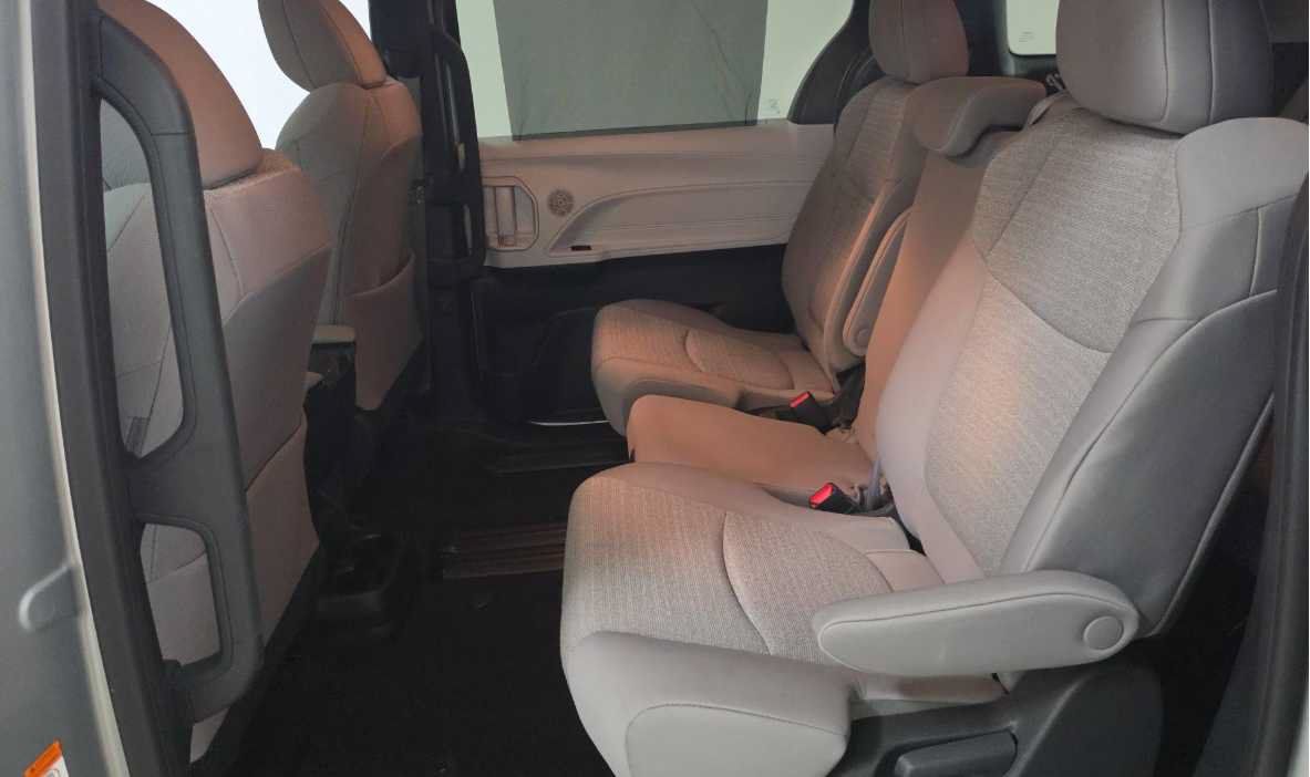 Used 2025 Toyota Sienna LE FWD image 14