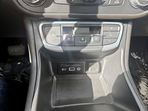 Used 2024 GMC Terrain SLT image 24