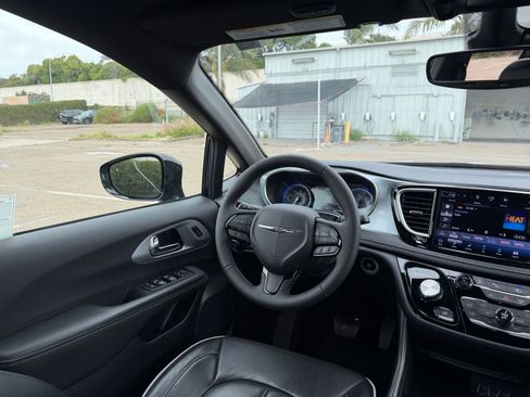 Used 2025 Chrysler Pacifica Limited image 39