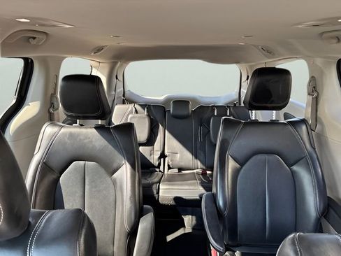 Used 2022 Chrysler Pacifica Touring-L FWD image 31