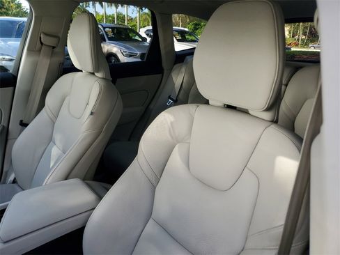 Certified 2021 Volvo XC60 T5 Momentum w/ Premium Package image 18