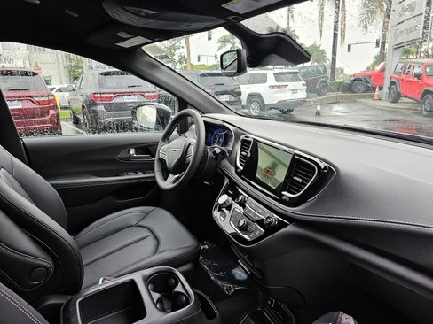 New 2026 Chrysler Pacifica Select image 28