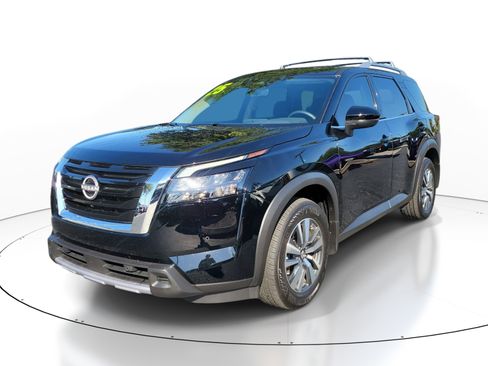 Certified 2025 Nissan Pathfinder SL w/ Cargo Package FWD image 3