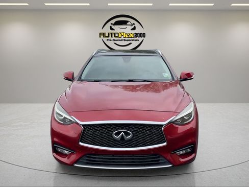 Used 2018 INFINITI QX30 Premium w/ Navigation Package FWD image 2