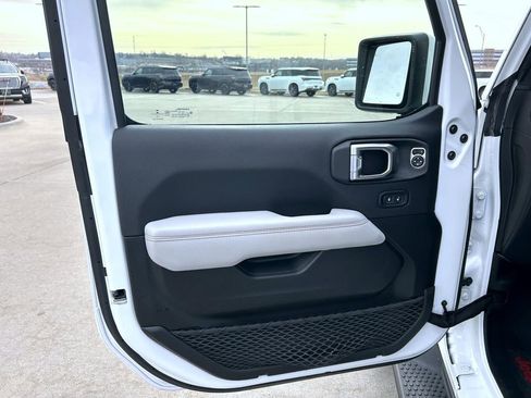 Used 2022 Jeep Wrangler Unlimited Sahara image 10