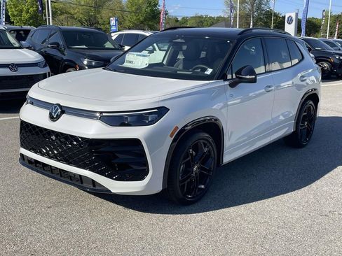 New 2026 Volkswagen Tiguan SE R-Line FWD image 3