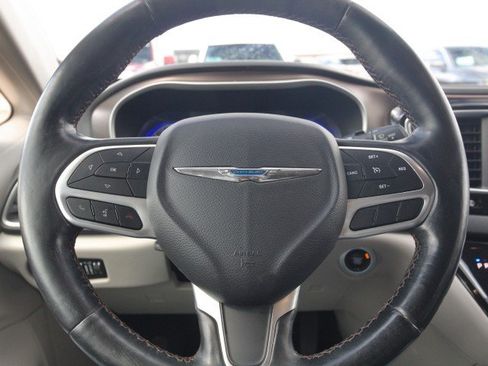 Used 2019 Chrysler Pacifica Touring-L FWD image 17