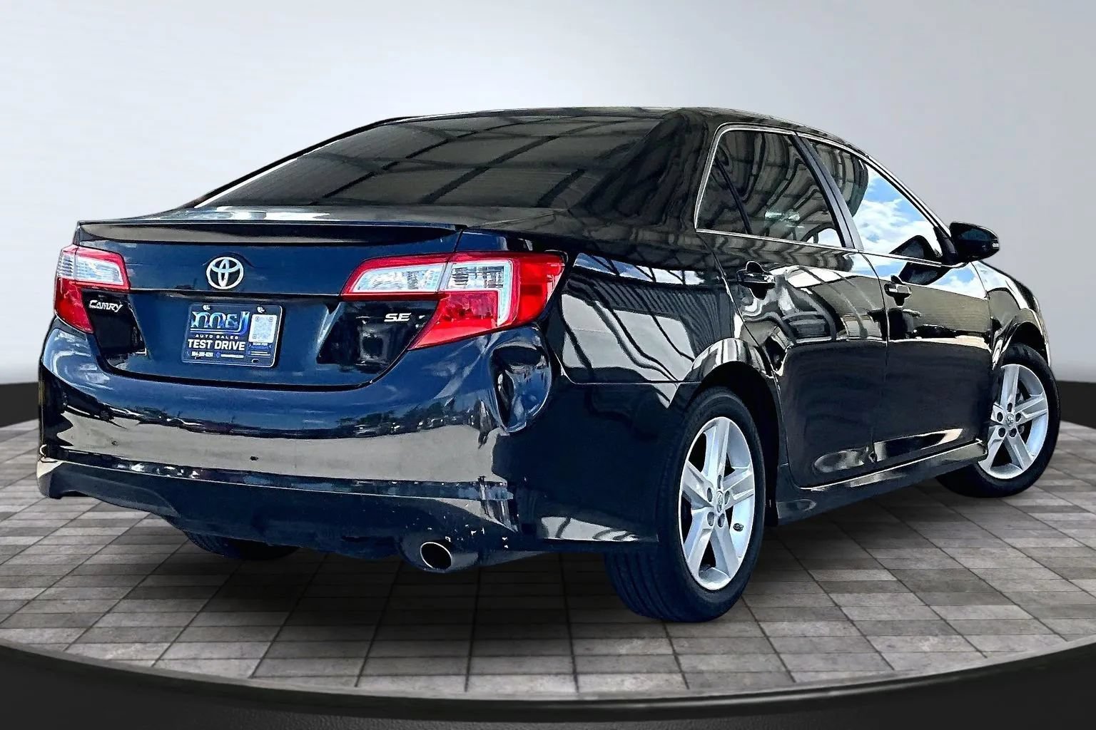 Used 2012 Toyota Camry SE FWD image 6