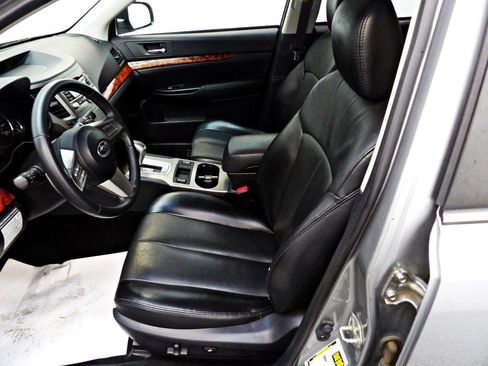 Used 2011 Subaru Outback 3.6R Limited w/ PWR Moonroof Pkg AWD/4WD image 8