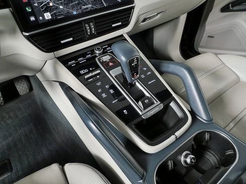 Certified 2023 Porsche Cayenne Platinum Edition image 19