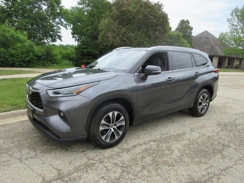 Used 2021 Toyota Highlander XLE FWD image 23