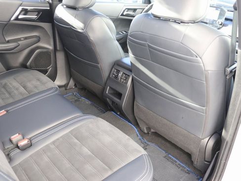 Used 2024 Mitsubishi Outlander 4WD Plug-In Hybrid image 10