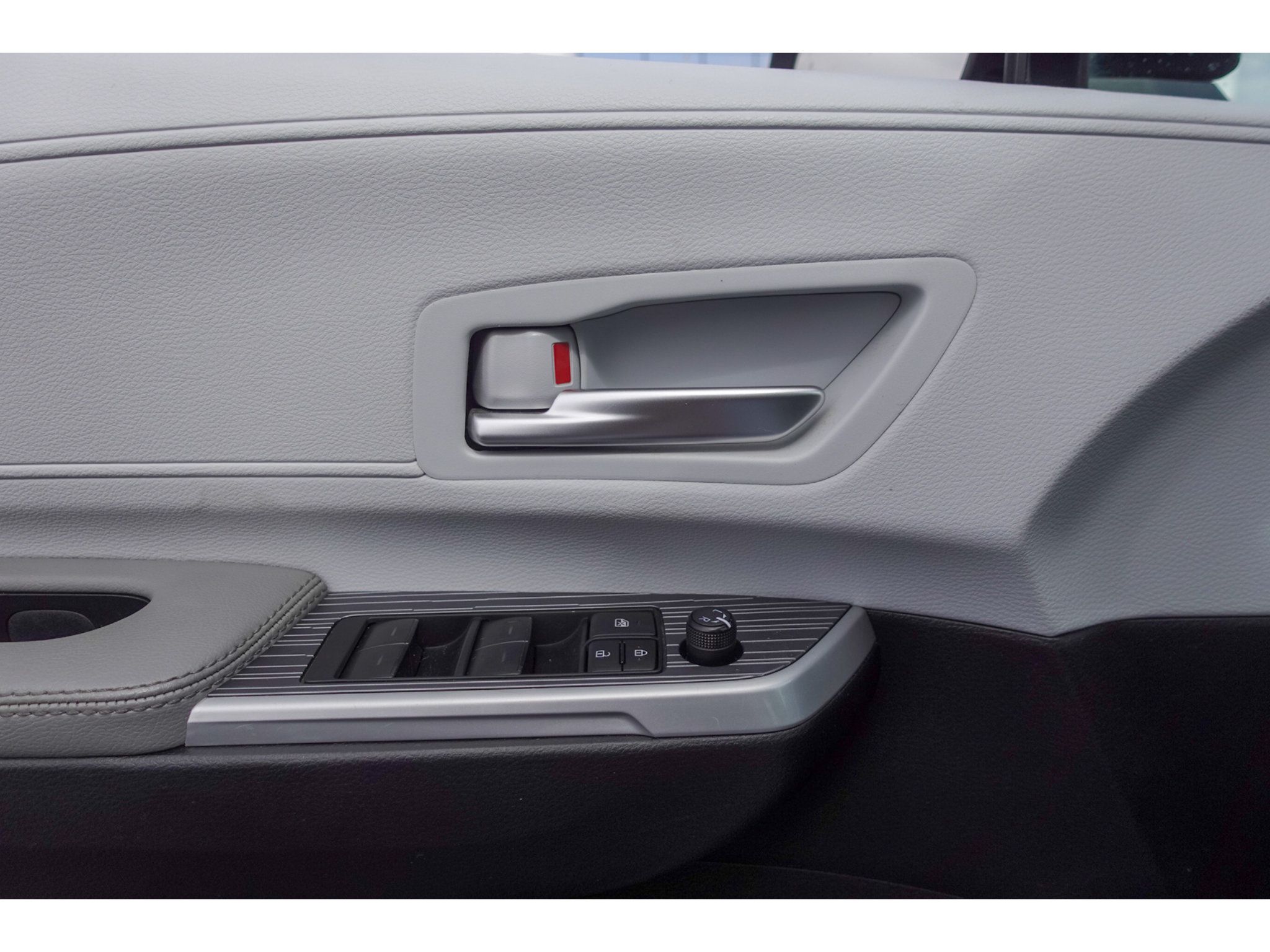 Certified 2025 Toyota Sienna XLE FWD image 11
