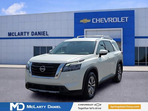 Used 2024 Nissan Pathfinder SL AWD/4WD image 2
