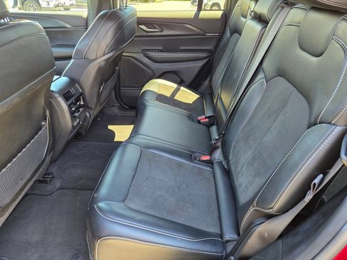 Used 2025 Jeep Grand Cherokee Altitude AWD/4WD image 8