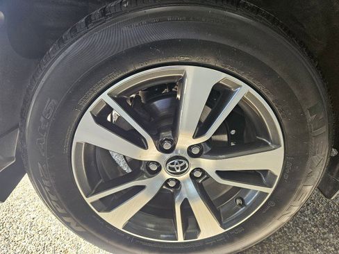 Used 2018 Toyota RAV4 XLE AWD/4WD image 32