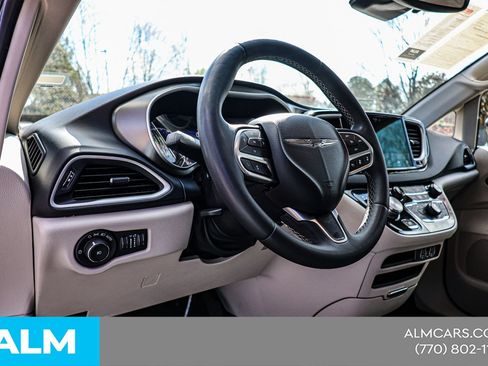 Used 2024 Chrysler Pacifica Touring-L FWD image 22