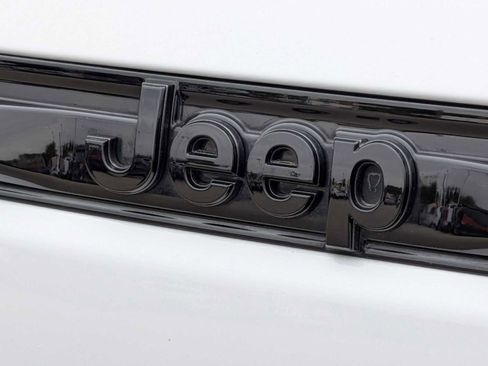 Used 2023 Jeep Grand Cherokee Altitude AWD/4WD image 12