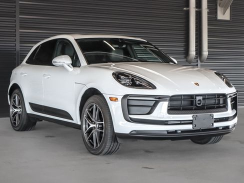 Certified 2026 Porsche Macan AWD/4WD image 7