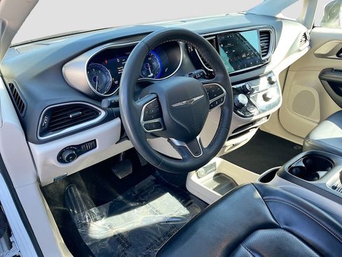Used 2023 Chrysler Pacifica Touring-L FWD image 15