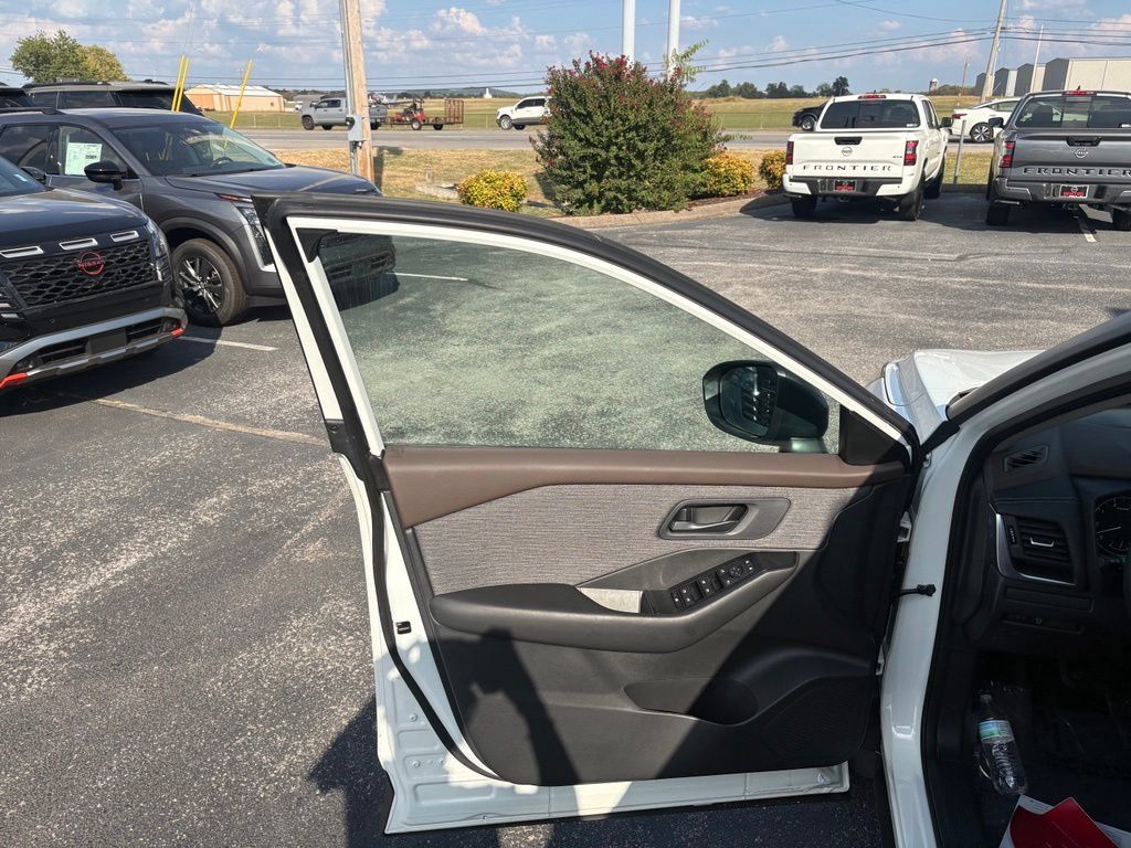 Used 2023 Nissan Rogue S AWD/4WD image 25