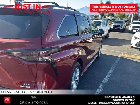 Used 2024 Toyota Sienna XLE w/ XLE Plus Package AWD/4WD image 4