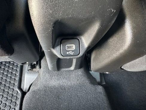 Used 2019 Jeep Renegade Latitude w/ Cold Weather Group AWD/4WD image 29